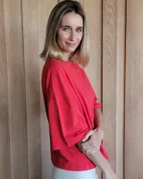 Remerón marrón de algodón, corte holgado y mangas cortas.