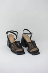 Sandalias rojas con capellada de cuero y rejilla, taco geométrico y pulsera al tobillo.