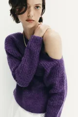 Jersey de punto de textura suave en color violeta, con diseño asimétrico de un solo hombro y manga larga.