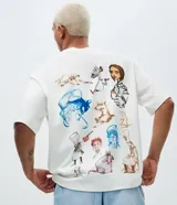 Remera de corte boxy color blanco, con cuello redondo y manga corta. Presenta un estampado artístico en la espalda con diversos personajes y elementos de la película Ratatouille.
