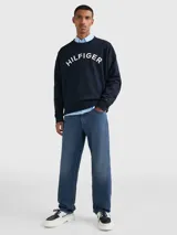 Jeans Tommy Hilfiger modelo Tapered Moore de corte recto y tiro medio, en color azul con lavado Nori Indigo. Confeccionados en mezcla de algodón y cáñamo, cuentan con diseño clásico de cinco bolsillos, cierre de botón y cremallera.