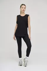 Musculosa negra de algodón, corte amplio, con escote redondo y sisas amplias.