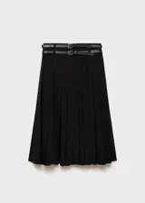 Falda midi plisada negra con doble cinturón de cuero sintético con hebillas plateadas.