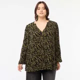 Blusa de manga larga con estampado abstracto en tonos verde y negro, escote en V y corte holgado.
