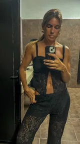 Pantalón largo de encaje negro, de corte recto y tiro alto.