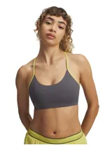 Top deportivo Under Armour Halo Bonded color gris con detalles en amarillo flúor. Diseño de espalda deportiva con tirantes finos y banda elástica bajo el busto. Ideal para actividades de bajo impacto.