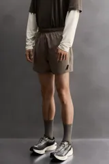 Shorts de running confeccionados en tejido técnico ligero y elástico, con forro interior. Presentan cintura elástica ajustable con cordón interior, aberturas laterales en el bajo, bolsillo lateral multifunción y bolsillo trasero con cierre de cremallera.