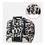 Bolso deportivo de viaje marca Zuomanni, con estampado animal print de leopardo en blanco y negro. Cuenta con doble asa de mano, correa de hombro ajustable y extraíble, y un compartimento inferior independiente con cierre.