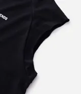 Musculosa masculina de corte boxy fit, confeccionada en algodón. Presenta cuello redondo, hombros ligeramente ampliados y acabado deshilachado en el ruedo. Cuenta con estampa frontal con la frase 'Urban Scene Trends' y el texto 'New York Manhattan 1974' en el centro.