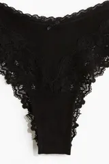 Pack de tres bombachas tipo brazilian de tiro bajo, color negro, confeccionadas en punto de algodón y encaje. Presentan cintura en forma de V, refuerzo interior y corte alto en la parte trasera.