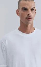 Remera de manga corta y cuello redondo, calce regular, confeccionada en algodón premium blanco.