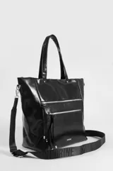 Cartera shopper de cuero vegano negro, de diseño estructurado, con doble bolsillo frontal con cierre y tiradores colgantes. Cuenta con asas dobles de mano y una correa regulable extraíble para usar al hombro o cruzada.