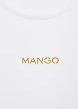 Camiseta de manga corta y cuello redondo, confeccionada en algodón. Presenta un diseño recto con el logo de la marca estampado en el centro del pecho.