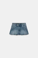 Falda mini de jean con diseño de tablas, tiro medio, bolsillos delanteros y cierre frontal con botones.