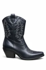 Bota de cuero estilo tejana, color negro, con taco medio y costuras decorativas blancas en la caña y en la puntera afilada.