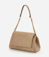 Cartera tipo shoulder bag de tamaño mediano, confeccionada en material sintético efecto gamuza color beige. Presenta un diseño estructurado con textura geométrica de triángulos en relieve, tapa frontal con cierre y correa de cadena metálica dorada con apoyo para el hombro.