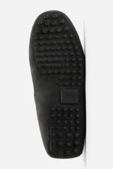 Mocasín casual fabricado en piel con acabado serraje, con detalle de lazo en el empeine y horma redonda.