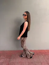 Chaleco negro de cuero con corte clásico y solapas.