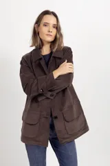 Chaqueta de pana color marrón, con cuello camisero, cierre frontal con botones, mangas largas con puños abotonados y dos bolsillos frontales con solapa.