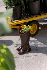 Bota de caña alta color marrón con textura símil reptil, taco cuadrado forrado en cuero y cierre lateral.