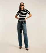 Blusa de punto ligero con diseño de rayas horizontales, cuello redondo y mangas cortas. Confeccionada en una mezcla de viscosa y poliamida, presenta un ajuste al cuerpo.