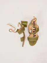 Sandalias de gamuza color bordó con taco bloque de charol, tiras con pespuntes artesanales en cuero y tira fina ajustable al tobillo.