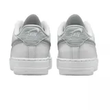 Championes Nike Air Force 1 Dance de corte bajo, confeccionados en cuero blanco con detalles texturizados. Presentan un diseño de swoosh lateral con acabado brillante y costuras visibles, manteniendo la estética clásica del modelo con suela de goma resistente.