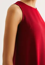 Vestido corto rojo sin mangas, con escote redondo y silueta fluida en línea A.
