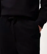Bermuda de hombre de corte clásico, color negro, con cintura elástica con cordón de ajuste y bolsillos laterales.