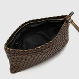 Clutch de fiesta color bronce con diseño tejido y asa de mano.