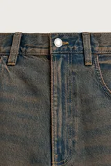 Bermuda de denim de algodón con efecto lavado desgastado en tonos marrones y azules. Tiene tiro medio, diseño de cinco bolsillos, pierna recta de corte holgado y bajo con acabado irregular. Cuenta con cierre frontal de cremallera y botón metálico.