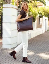 Botinetas de caña baja confeccionadas en cuero vacuno color chocolate, con paneles laterales en gamuza al tono. Presentan suela track de goma negra, cierre lateral interno y puntera redondeada.