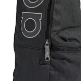 Mochila Adidas con efecto lavado en color negro. Presenta el logo de la marca estampado en la parte superior y un pequeño logo del trébol en la parte inferior. Cuenta con un compartimento principal con cierre, un bolsillo frontal con cierre y correas ajustables.