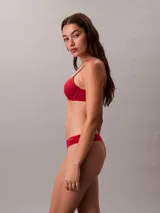 Bombacha tipo colaless Calvin Klein de la línea Ideal Cotton, confeccionada en mezcla de algodón elástico. Presenta un diseño minimalista con cintura fina y flexible, y cuenta con el logo de la marca estampado en el lateral.