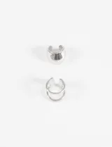 Set de dos earcuffs plateados de diseño irregular, uno de banda ancha lisa y otro de doble banda abierta.