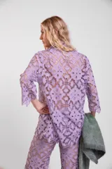 Camisa de encaje de guipur color lila, de manga larga y cierre frontal con botones de nácar.