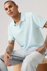 Chomba Levi's celeste de manga corta, confeccionada en tejido piqué, con cuello clásico y tapeta corta de botones.