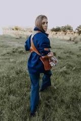 Chaleco color blanco de cuero con dos bolsillos a los lados con capacidad y bolsillos internos.