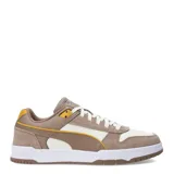 Championes Puma modelo Game Low SD, de estilo retro con bloques de color. Presentan una combinación de cuero sintético blanco y detalles en gamuza gris claro, con la icónica franja lateral de Puma en un tono gris azulado. Cuentan con plantilla SOFTFOAM+ para mayor amortiguación y suela de goma resistente.