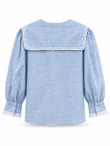Blusa marinera de cuadrille celeste y blanco, con cuello marinero amplio, mangas largas abullonadas y puños anchos con detalles bordados en el borde. Cierre frontal con botones blancos.