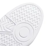 Championes urbanos Adidas modelo Hoops 4.0, de diseño inspirado en el básquet retro. Presentan una silueta baja en color blanco total, confeccionados en cuero sintético con paneles laterales perforados y las icónicas tres tiras de la marca. Cuentan con suela cupsole de goma para mayor tracción y cierre mediante cordones.