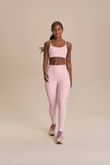 Top deportivo azul con textura, tirantes finos y espalda deportiva.