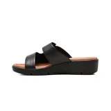 Sandalias casuales Usaflex modelo Briana, color negro con plataforma corrida y plantilla acolchada en tono suela. Poseen capellada de cuero con tiras anchas y ajuste con velcro.