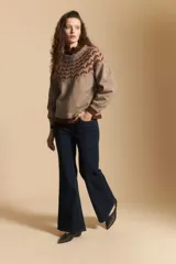 Sweater de tejido jacquard con diseño geométrico en color marrón sobre base beige, de cuello redondo y manga larga con puños ajustados.