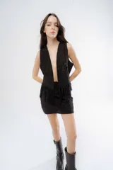 Pollera corta de simil gamuza color tostado, con diseño de costuras asimétricas decorativas en hilo y cierre posterior.