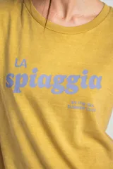 Remera de algodón peinado color pistacho, con cuello redondo, mangas cortas y estampado frontal con la leyenda "La Spiaggia By The Sea Summer Club" en tono celeste.