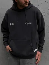 Canguro con capucha de color negro con efecto lavado, manga larga y bolsillo frontal tipo canguro. Presenta un pequeño estampado gráfico en el pecho con el logo de la marca.