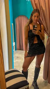 Minifalda negra de encaje con forro interior.