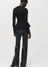 Jersey negro de punto de canalé con cuello caja, manga larga y corte peplum acampanado en la cintura.