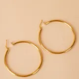 Aros tipo argolla en oro amarillo 18k, diseño torneado.